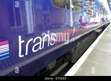 TransPennine Zug Wagen am Bahnsteig, Warrington Central Station, Cheshire, England UK Stockfoto