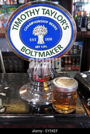 Eine Pumpe und Probe von Timothy Taylor Boltmaker Bitter, in einer Bar, Yorkshire, England, UK Stockfoto