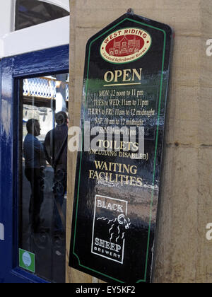 West-Riding-Pub, Bahnhof Dewsbury, West Yorkshire, England, UK - Schilder außerhalb Stockfoto