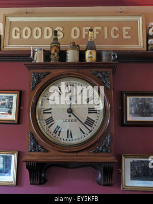 Westen Reiten Pub, Bahnhof Dewsbury, West Yorkshire, England, UK - Ware Büro Uhr Stockfoto
