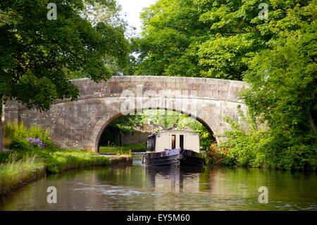 Narrowboat Unterquerung Brücke am Lancaster-Kanal, in der Nähe von Bolton Le Sands, Lancashire Stockfoto