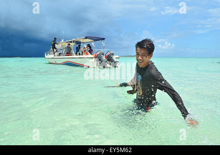 Ein Mann zieht ein Schnellboot Stockfoto