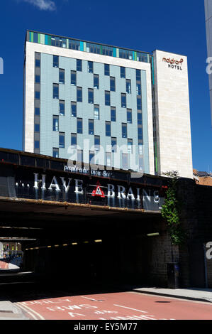 Maldron Hortel Teil der Best Western Hotelgruppe und Brücke mit Gehirn-Bier Werbespot, Cardiff, Wales. Stockfoto