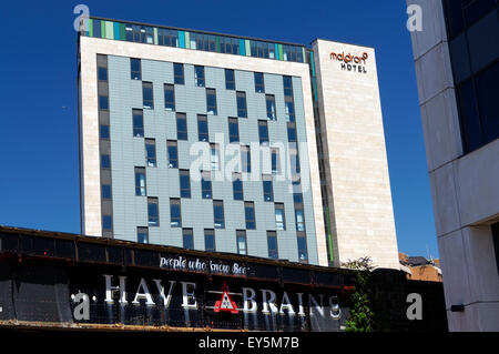 Maldron Hortel Teil der Best Western Hotelgruppe und Brücke mit Gehirn-Bier Werbespot, Cardiff, Wales. Stockfoto