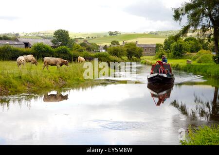 Lancaster Canal Vertrauen Reise Boot in der Nähe von Crooklands auf "Nördlichen erreicht" von Lancaster Canal, Cumbria, England Stockfoto