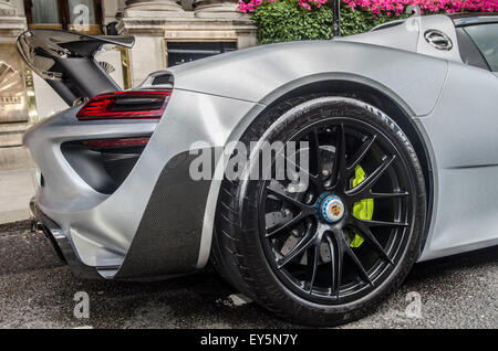 Porsche 918 Spyder Ehybrid benutzerdefinierte für arabische Eigentümer Kosten südlich von 1 Million Pfund gemacht. Vor das Mandarin Hotel Knightsbridge, London Sw7 geparkt. Mit seiner Aluminium-Karosserie, es ist vermutlich der einzige seiner Art in der Welt oder so behauptet David Bright Kopf Valeter bei valeting Firma Lellers deren Aufgabe, es ist, das Auto alle 2 Tage zu reinigen und beschreibt die Aufgabe als seinen Traumberuf. © roger Parkes/Alamy Live-Nachrichten Stockfoto