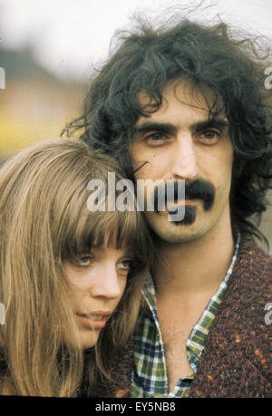 FRANK ZAPPA (1940 – 1993) US-Rock-Musiker mit seiner Frau Adelaide Gail Sloatman 1967 Stockfoto