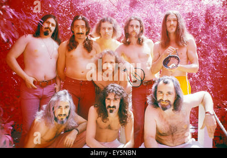 FRANK ZAPPA (1940 – 1993) U.S. rock Musiker mit seiner Band The Mothers of Invention ca. 1970 Stockfoto