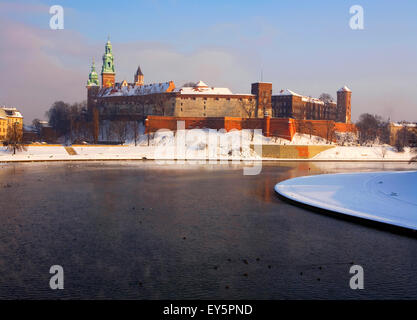 Polen, Krakau, Wawel Königsschloss auf dem Wawel-Hügel, Weichsel Riwer im winter Stockfoto