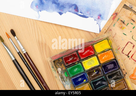 Aquarell Palette im hölzernen Malkasten Stockfoto