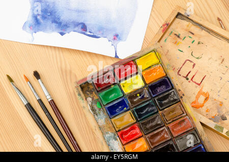 Aquarell Palette im hölzernen Malkasten Stockfoto