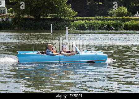 Amphicar im River an der Themse traditionellen Boat Festival, Fawley Wiesen, Henley On Thames, Oxfordshire, England Stockfoto