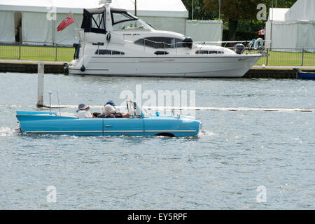 Amphicar im River an der Themse traditionellen Boat Festival, Fawley Wiesen, Henley On Thames, Oxfordshire, England Stockfoto