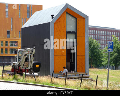 Klein und billig Fertighaus Haus, das überall gesetzt werden kann, entwickelt von der niederländischen Firma Heijmans, in Breda, Niederlande. Stockfoto