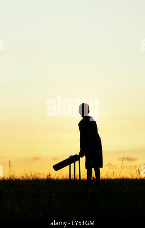 Silhouette des jungen Fussball Sonnenuntergang im Hintergrund Stockfoto