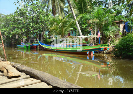 Schwimmende Boot an einem kleinen Fluss in Sebatik Insel Stockfoto