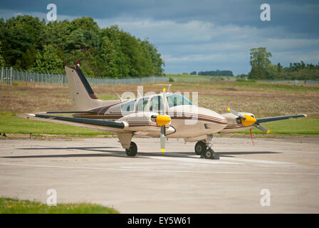 Zivile registrierten Flugzeugen durch Inverness Dalcross Flughafen im Norden Schottlands. Stockfoto