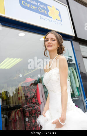 Corstorphine, Edinburgh, UK. 22. Juli 2015. Maria Usova-Sinclair in ein Berketex Braut Hochzeitskleid, das Marie-Curie-Shop Corstorphine gespendet hat.  Berketex Braut, zum größten bundesweiten Brautmode-Händler hat einen Designer Brautkleid Wert bis zu £1.500 im Marie-Curie-Shop in viktorianischem, Edinburgh gespendet.  Jede Woche ist der Einzelhändler in ganz Großbritannien eine Kleid für einen guten Zweck spenden. Bildnachweis: Richard Dyson/Alamy Live-Nachrichten Stockfoto