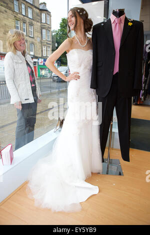 Corstorphine, Edinburgh, UK. 22. Juli 2015. Maria Usova-Sinclair in ein Berketex Braut Hochzeitskleid, das Marie-Curie-Shop Corstorphine gespendet hat.  Berketex Braut, zum größten bundesweiten Brautmode-Händler hat einen Designer Brautkleid Wert bis zu £1.500 im Marie-Curie-Shop in viktorianischem, Edinburgh gespendet.  Jede Woche ist der Einzelhändler in ganz Großbritannien eine Kleid für einen guten Zweck spenden. Bildnachweis: Richard Dyson/Alamy Live-Nachrichten Stockfoto