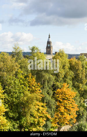 Bolton Stadtzentrum Skyline aus dem Südwesten über das Moor Lane und die hohen Bäume säumen die Preston-Bolton-Bahn betrachtet. Stockfoto