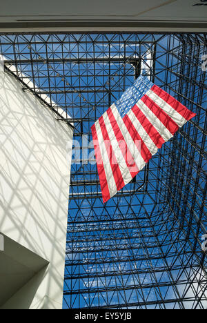 Die amerikanische Sternenbanner Flagge innerhalb der JFK Memorial Library and Museum, Boston, Massachusetts, USA Stockfoto