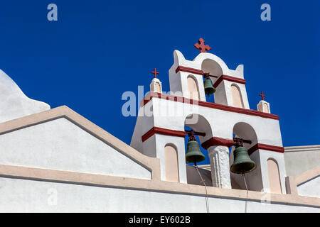Glockenturm, der Griechisch-orthodoxen Kirche in Oia, Santorini, Kykladen, Griechenland, Europa Stockfoto