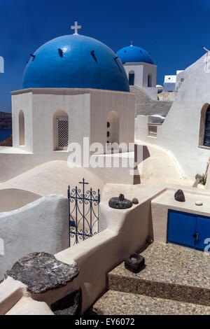 Oia Dorfarchitektur Santorini blaue Kuppel griechische Insel Griechenland blau Kuppeln weiß getünchte Wände Stockfoto