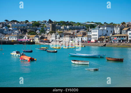 Boote vertäut im Hafen von St. Ives, Cornwall, England, UK Stockfoto