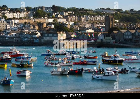 Boote vertäut im Hafen von St. Ives, Cornwall, England, UK Stockfoto