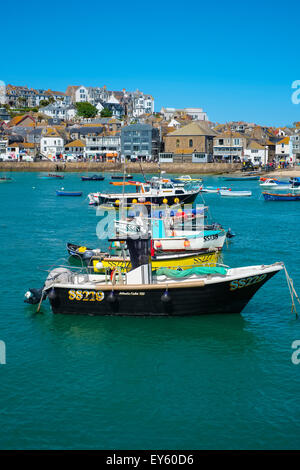 Boote vertäut im Hafen von St. Ives, Cornwall, England, UK Stockfoto