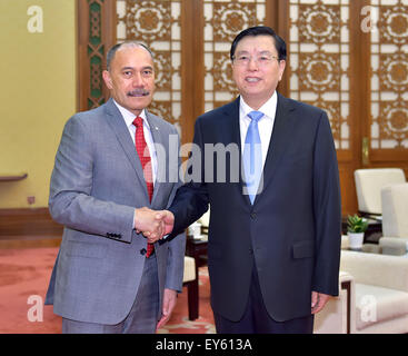 Peking, China. 22. Juli 2015. Zhang Dejiang (R), Vorsitzender des ständigen Ausschusses von China der nationalen Volksarmee Kongress (NPC), trifft sich mit New Zealand Generalgouverneur Jerry Mateparae in Peking, Hauptstadt von China, 22. Juli 2015. © Li Tao/Xinhua/Alamy Live-Nachrichten Stockfoto