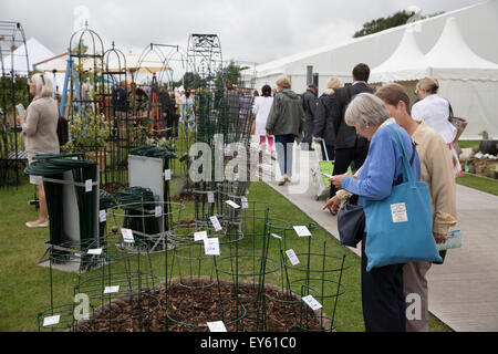 Knutsford, UK. 22. Juli 2015. Besucher im RHS Flower Show Tatton Park. Bildnachweis: Keith Larby/Alamy Live-Nachrichten Stockfoto