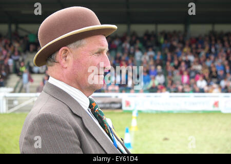 Builth Wells, Powys, Wales, UK. 22. Juli 2015. Royal Welsh Show Richter mit Melone in der Hauptarena warf sein Auge auf Pferde. Die viertägige Veranstaltung zog mehr als 240.000 Besucher und 7.000 Tiere Einträge zu Europas größten Agrarmesse. Stockfoto