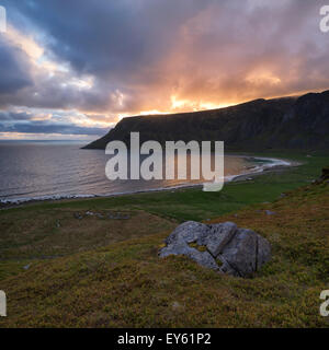 Blick auf Sommer Sonnenaufgang über Unstad Strand, Leknes, Lofoten Inseln, Norwegen Stockfoto