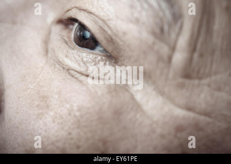 Vergrößerte Ansicht auf das Auge des älteren Menschen Stockfoto