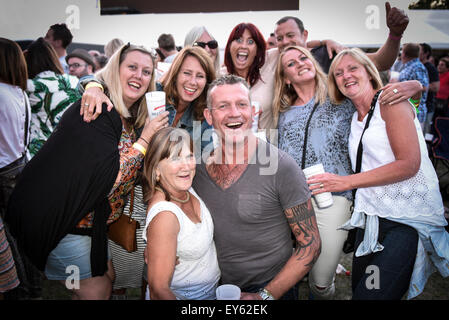 BesucherInnen, die Spaß haben an der Brentwood Festival 2015. Stockfoto