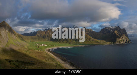 Blick auf die Berge über Unstad Strand, Leknes, Lofoten Inseln, Norwegen Stockfoto