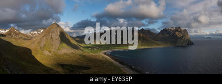 Blick auf die Berge über Unstad Strand, Leknes, Lofoten Inseln, Norwegen Stockfoto