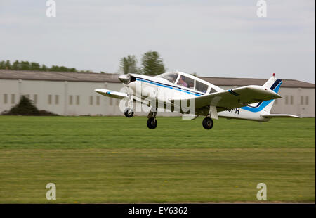 Piper PA-28-180 Cherokee Pfeil N900PH Start vom Flugplatz Breighton Stockfoto