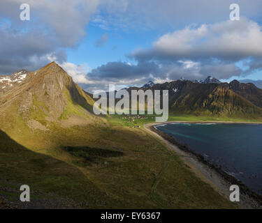 Blick auf die Berge über Unstad Strand, Leknes, Lofoten Inseln, Norwegen Stockfoto