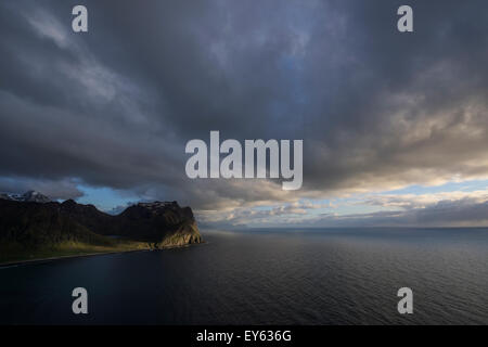 Blick auf die Berge über Unstad Strand, Leknes, Lofoten Inseln, Norwegen Stockfoto