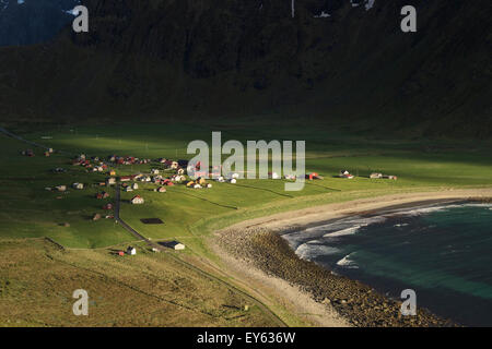 Blick auf die Berge über Unstad Strand, Leknes, Lofoten Inseln, Norwegen Stockfoto