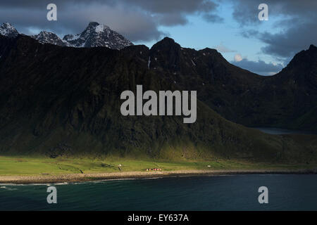 Blick auf die Berge über Unstad Strand, Leknes, Lofoten Inseln, Norwegen Stockfoto