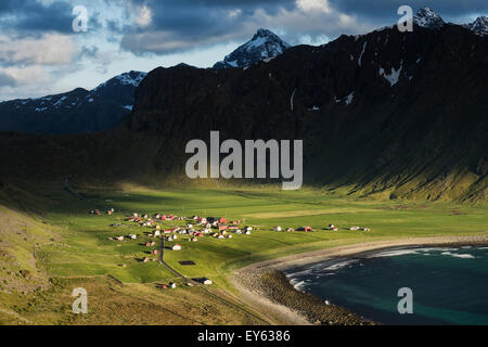 Blick auf die Berge über Unstad Strand, Leknes, Lofoten Inseln, Norwegen Stockfoto