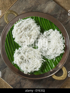 String Hoppers oder Idiyappam. Gedämpfter Reis Mehl Nudeln. Sri Lanka und Südindien Essen Stockfoto