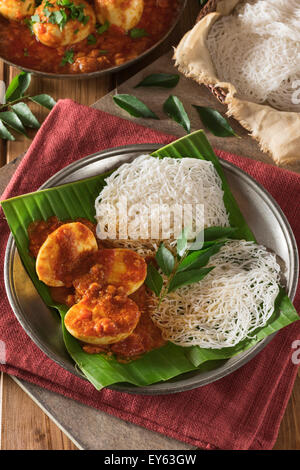 Ei-Curry und String Hoppers. Sri Lanka und Südindien Essen Stockfoto