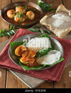 Ei-Curry und String Hoppers. Sri Lanka und Südindien Essen Stockfoto