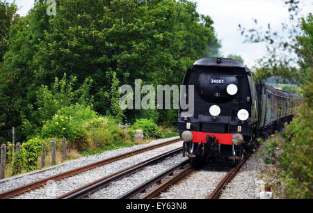 Weymouth, Großbritannien. 22. Juli 2015. Tangmere-Dampfzug ankommen in Weymouth, Dorset, UK heute 22. Juli 2015, um 13.45 Uhr. Dies ist die erste der Dampflokomotiven, die in diesem Sommer ankommen werden. Die Tangmere gehört zu Großbritanniens besten geliebten einem Züge - eine Schlacht von Großbritannien Klasse Lok. Es wurde 1947 in Brighton Werk fertiggestellt und benannt nach einem Militärflugplatz in Sussex. Seine Verwendung war für die gesamte Südbahn. Bildnachweis: Grahame Howard/Alamy Live-Nachrichten Stockfoto