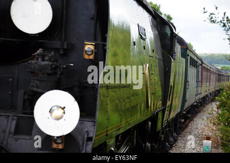 Weymouth, Großbritannien. 22. Juli 2015. Tangmere-Dampfzug ankommen in Weymouth, Dorset, UK heute 22. Juli 2015, um 13.45 Uhr. Dies ist die erste der Dampflokomotiven, die in diesem Sommer ankommen werden. Die Tangmere gehört zu Großbritanniens besten geliebten einem Züge - eine Schlacht von Großbritannien Klasse Lok. Es wurde 1947 in Brighton Werk fertiggestellt und benannt nach einem Militärflugplatz in Sussex. Seine Verwendung war für die gesamte Südbahn. Bildnachweis: Grahame Howard/Alamy Live-Nachrichten Stockfoto