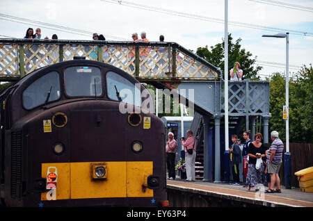 Weymouth, Großbritannien. 22. Juli 2015. Tangmere-Dampfzug ankommen in Weymouth, Dorset, UK heute 22. Juli 2015, um 13.45 Uhr. Dies ist die erste der Dampflokomotiven, die in diesem Sommer ankommen werden. Die Tangmere gehört zu Großbritanniens besten geliebten einem Züge - eine Schlacht von Großbritannien Klasse Lok. Es wurde 1947 in Brighton Werk fertiggestellt und benannt nach einem Militärflugplatz in Sussex. Seine Verwendung war für die gesamte Südbahn. Bildnachweis: Grahame Howard/Alamy Live-Nachrichten Stockfoto